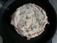 美味的培根葱花手撕饼做法图解11)