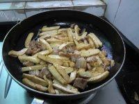 家常菜豆干炒肉做法图解9)
