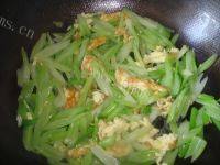 家常菜鸡蛋炒芹菜做法图解5)