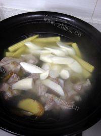 「经典美食」玉米笋山药脆骨汤做法图解7)
