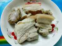 美味砂锅豆干焖肉做法图解1)