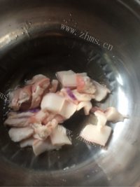 色泽鲜亮的花菜烧肉做法图解2)