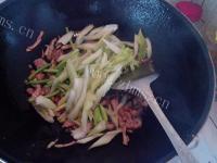 家常菜芹菜炒肉做法图解8)