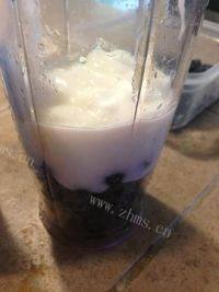 诱人的蓝莓酸奶做法图解7)