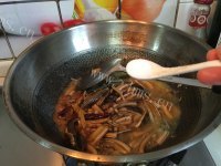 家常菜韭菜炒鳝丝做法图解7)