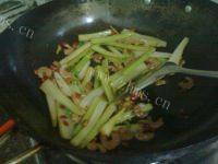 美味的芹菜虾仁做法图解8)