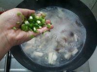 美味的蘑菇肉片汤做法图解7)