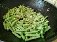 家常酱香虾米炒豇豆做法图解4)