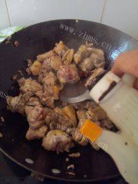 口味极佳的小鸡炖土豆做法图解5)