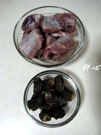 羊肚菌排骨汤做法图解1)