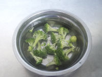 好吃的西兰花拌金针菇做法图解1)