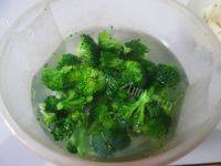 香鲜至极的西兰花炒香肠做法图解6)