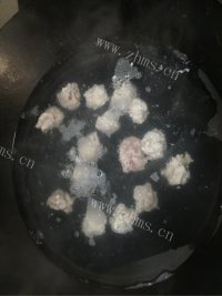 美味的生汆丸子汤做法图解5)