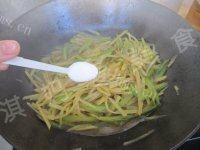 饱满的芹菜土豆丝做法图解10)