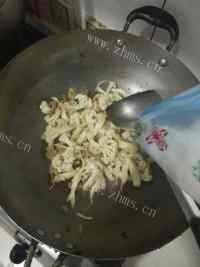 好吃的菜花炒肉做法图解9)
