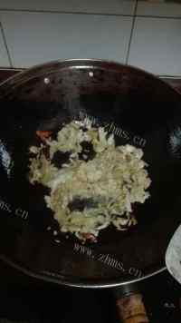 美味的酸菜炒粉做法图解5)