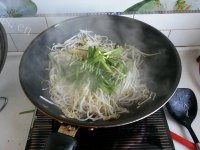 垂涎欲滴的豆芽炒韭菜做法图解5)