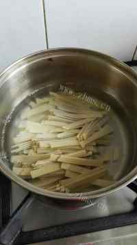 家常菜韭菜炒豆腐丝做法图解3)