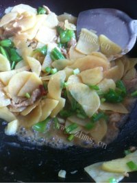 家常菜肉丝青椒土豆片做法图解10)