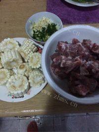 美味的玉米炖排骨做法图解1)