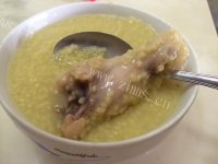 好喝的小米鸡腿粥做法图解5)