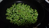 热腾腾的豆角炒蛋做法图解2)