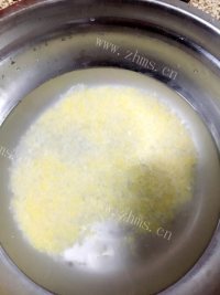 色香味浓的南瓜小米粥做法图解2)