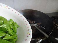 家常菜荷兰豆炒香肠做法图解7)