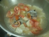 美味的三文鱼头豆腐汤做法图解8)