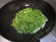 芹菜炒蛋做法图解2)