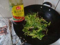 木耳炒芹菜自制做法图解6)
