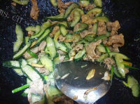 家常菜青瓜炒牛肉做法图解4)