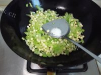 爆香芹菜鸡头米做法图解5)