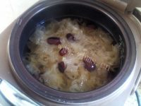 美容黄桃银耳汤做法图解4)