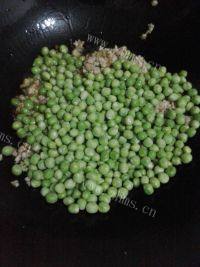 家常菜豌豆炒肉末做法图解3)