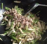 家常菜芹菜炒豆腐做法图解7)