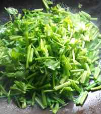 喷香的香芹炒豆腐皮做法图解4)