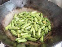 自制肉片焖豆角做法图解6)