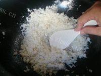 诱人的腊肠炒饭做法图解10)