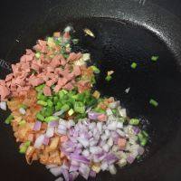 家常菜辣白菜炒饭做法图解6)