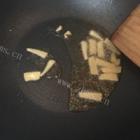 美味的黄豆焖猪蹄做法图解4)