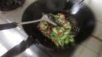 口感丰厚的青椒炒毛豆做法图解6)