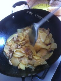家常菜肉丝青椒土豆片做法图解7)
