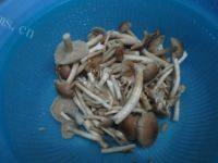 家常菜茶树菇炒牛肉做法图解2)