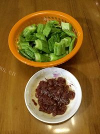 爽口解腻的肉焖苦瓜做法图解2)