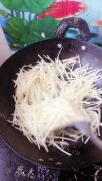 家常菜蒜香土豆丝做法图解4)