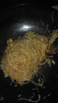香辣美味的包菜蛋炒细面做法图解8)