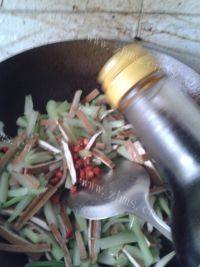 家常菜芹菜炒豆腐干做法图解6)