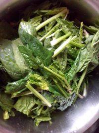 鲜甜炒菠菜做法图解1)