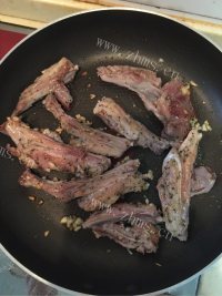 好吃的迷迭香烤小羊排做法图解4)